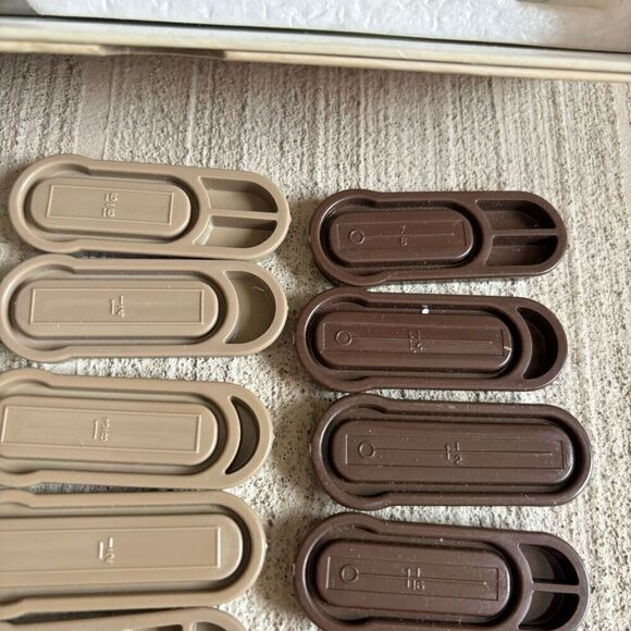 Singer Automatic Buttonholing With Touch & Sew No. 161829 - Picture 8 of 11